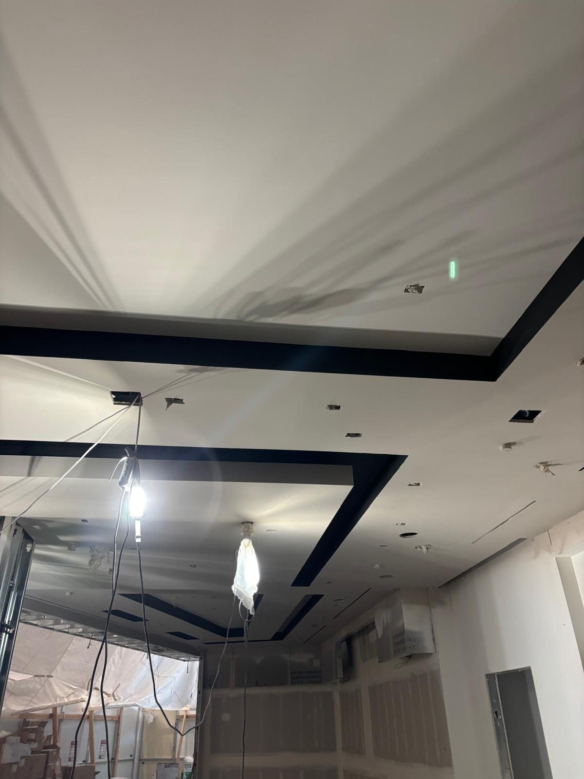 Interior ceiling with compound finishing and architectural recesses